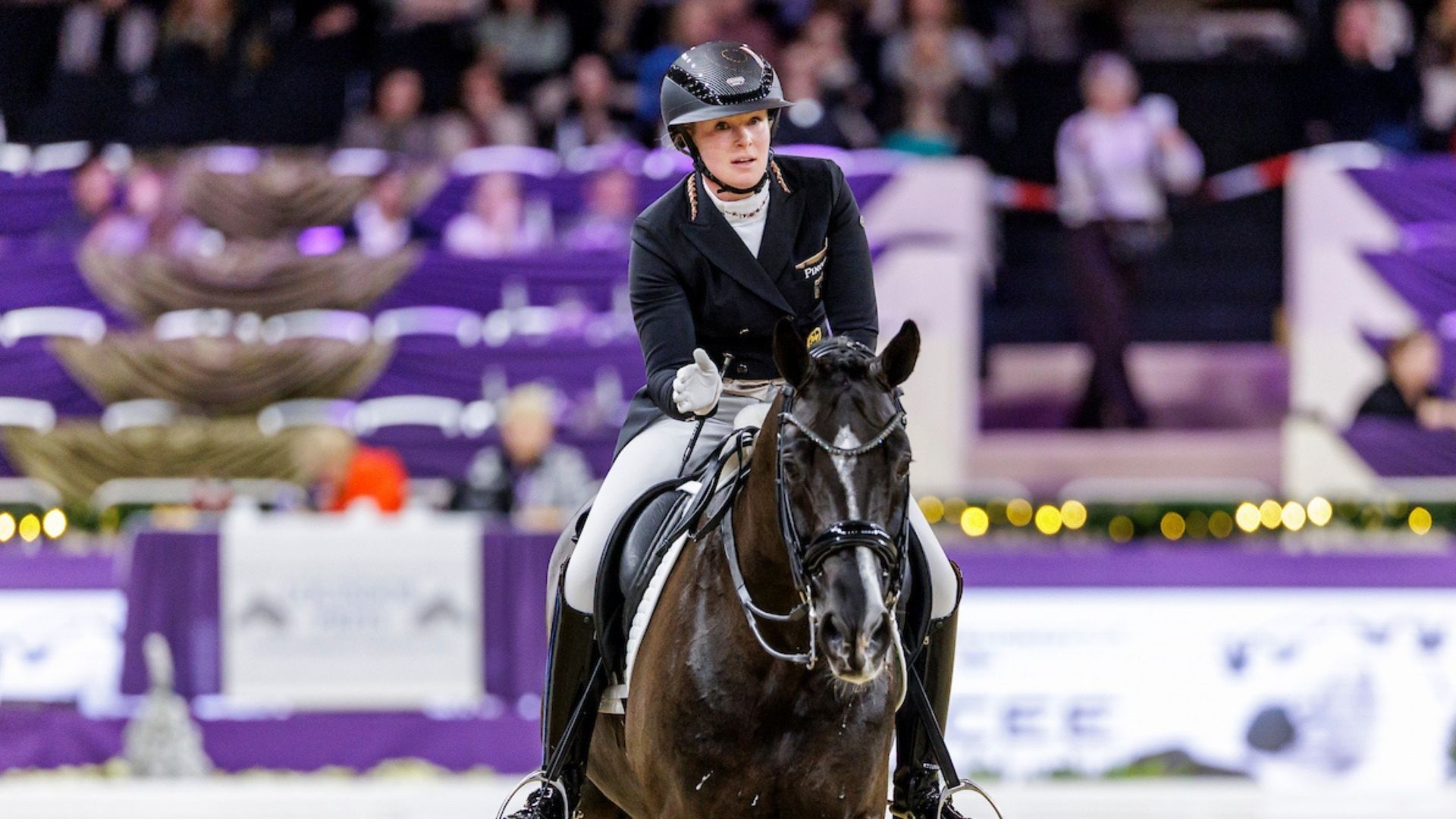 Katharina Hemmer erhält das FN-Ehrenzeichen in Gold