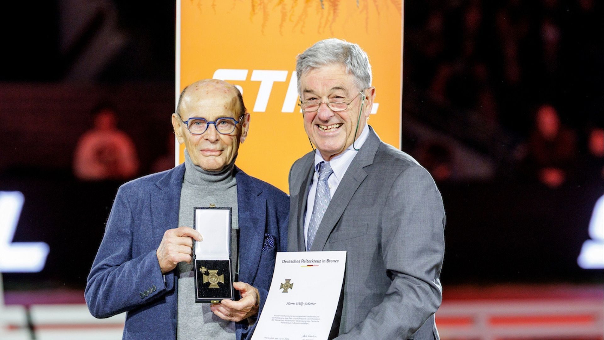 Willy Schetter mit Reiterkreuz in Bronze geehrt