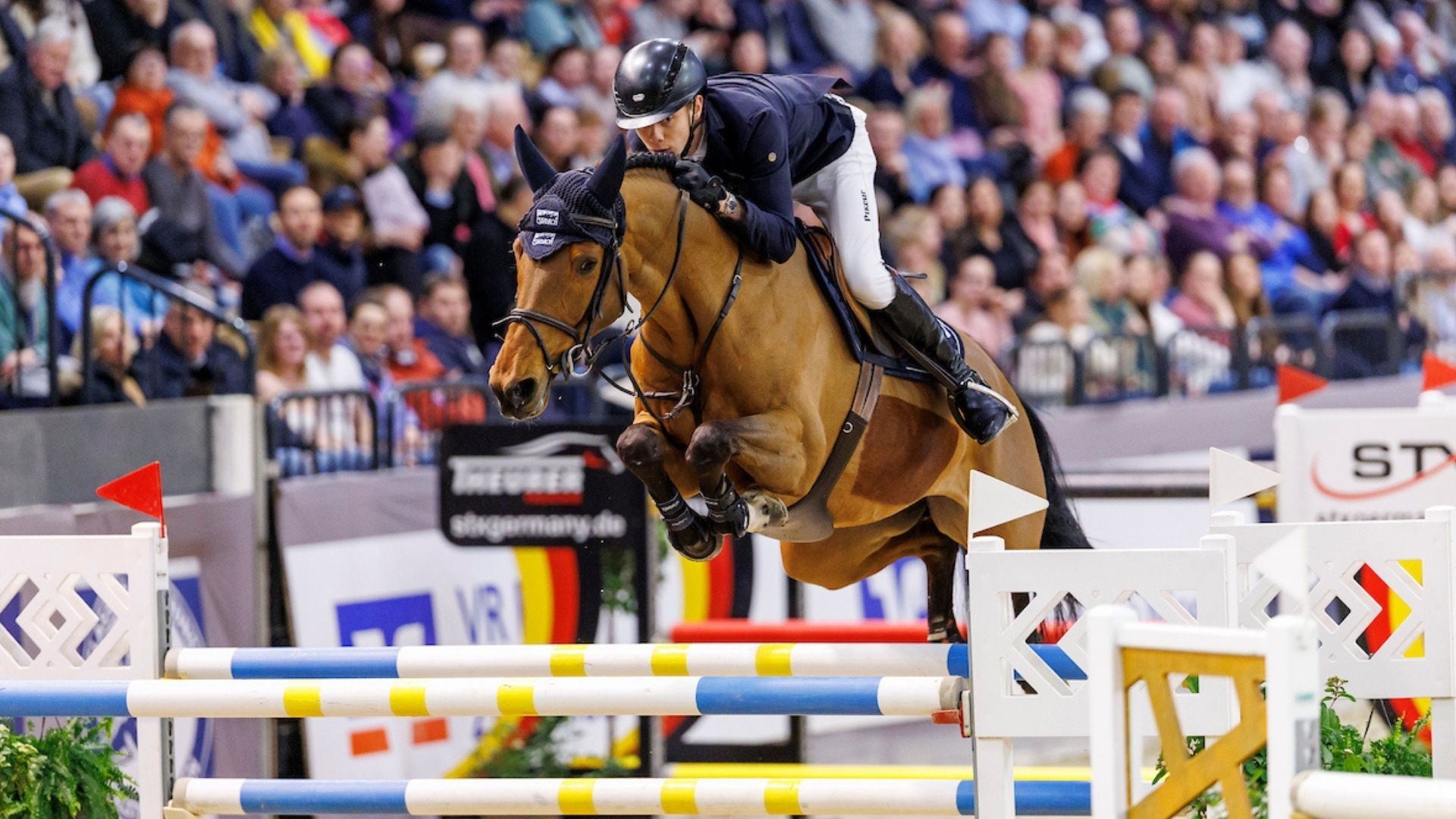 Hannes Ahlmann gewinnt Weltranglistenspringen in Neumünster