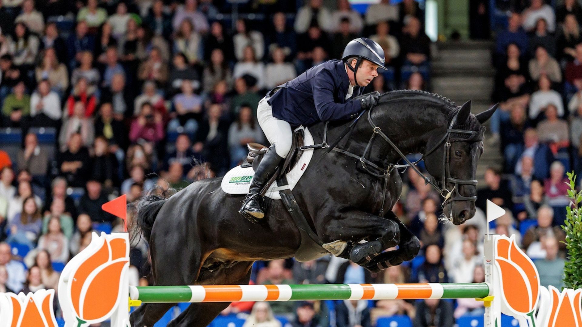 Whitaker siegt trotz verlorenem Sattelpad beim Weltcup-Auftakt in Göteborg