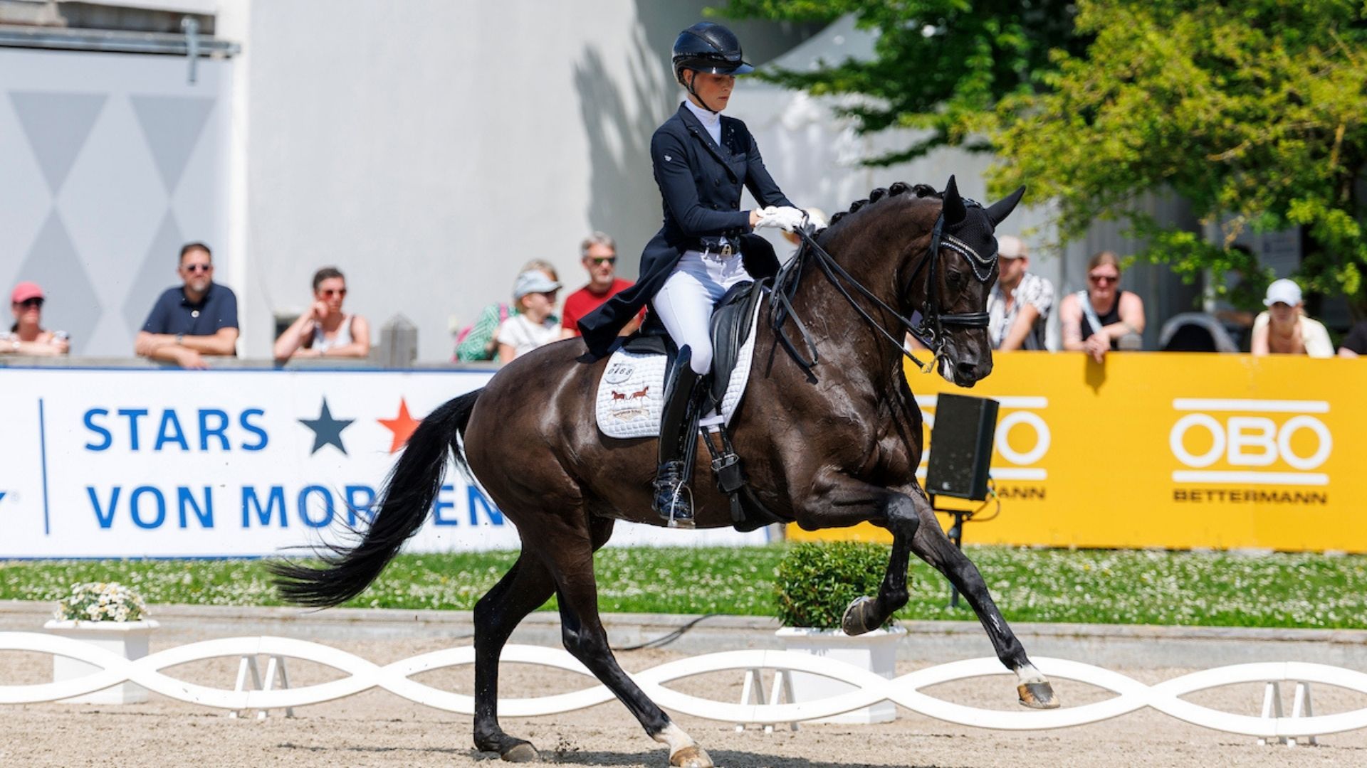Carina Scholz und Soiree D'Amour OLD gewinnen die Weltcup-Kür in Dunajsky Klatov