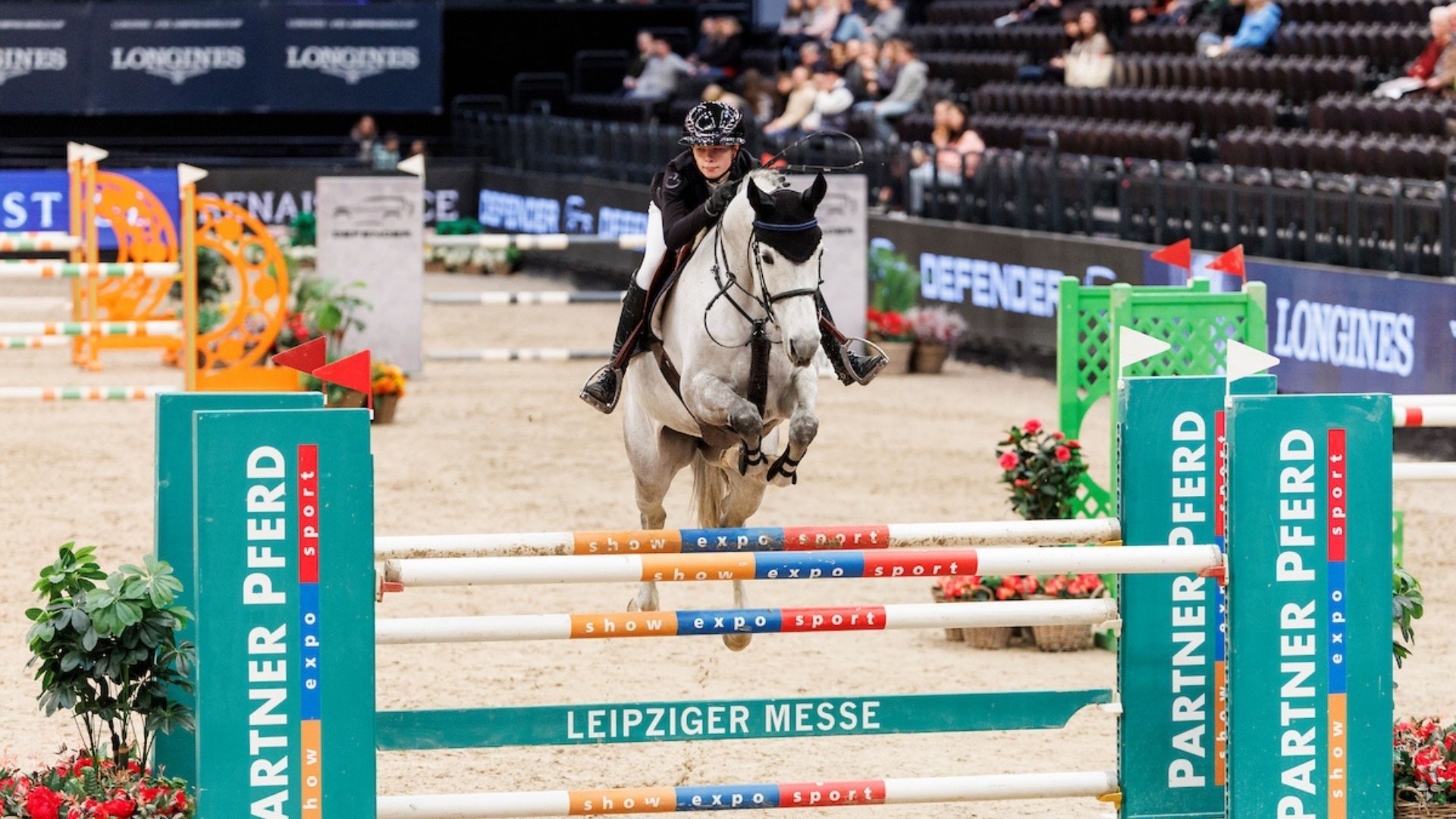Zwei Reiterinnen teilen sich den ersten Platz bei der Partner Pferd