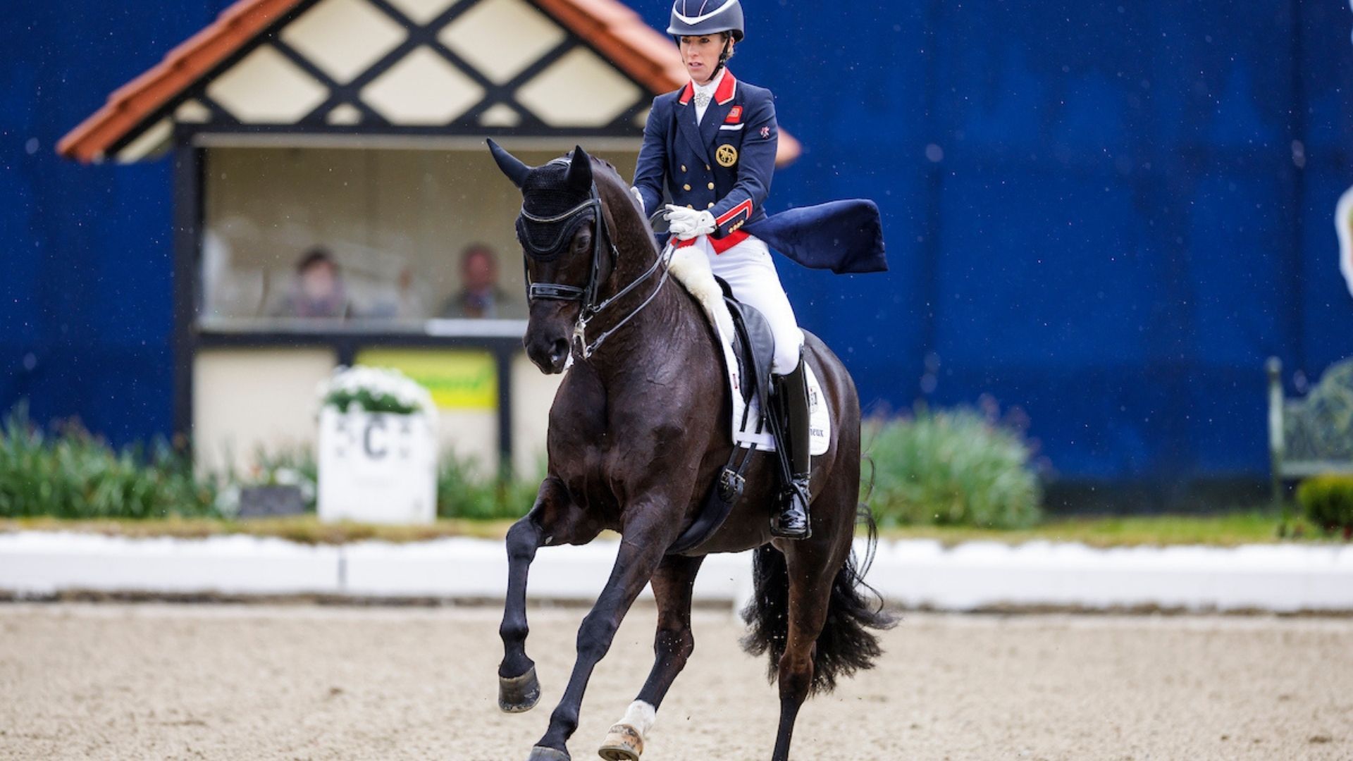 Charlotte Dujardin mit zwei Pferden im großen Viereck zurück