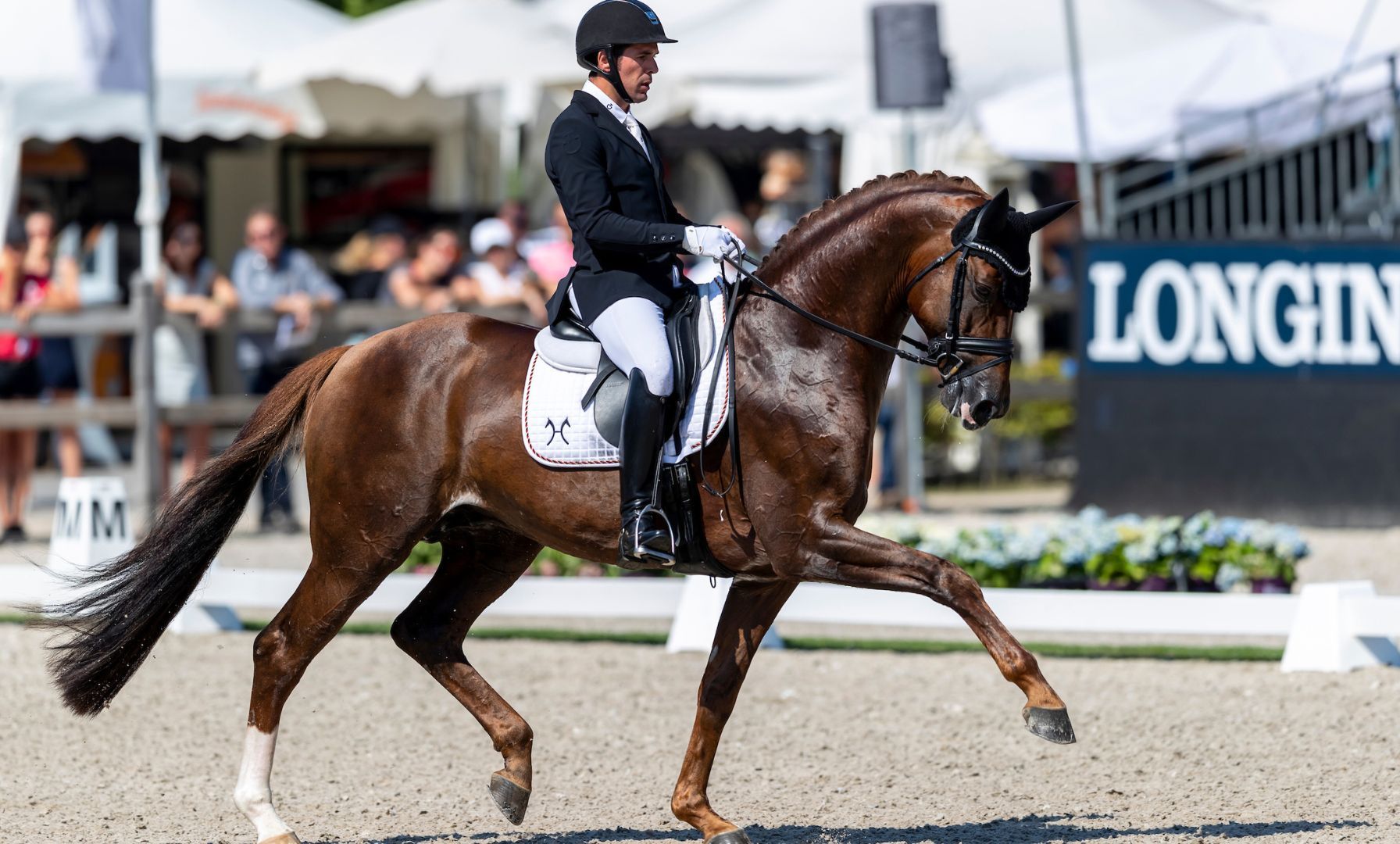 Adrian Munoz Jurado erhält Goldenes Reitabzeichen in München-Riem