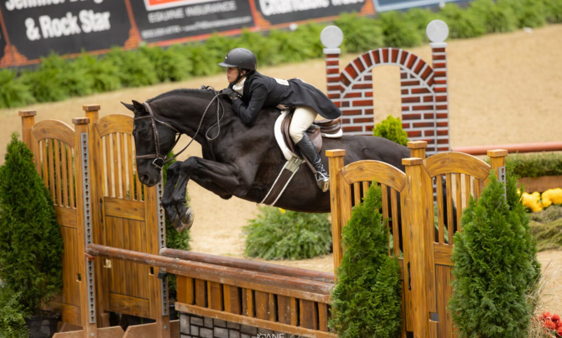 Elizabeth Nestor and Covert Capture $10,000 Adult Amateur Hunter Classic Victory